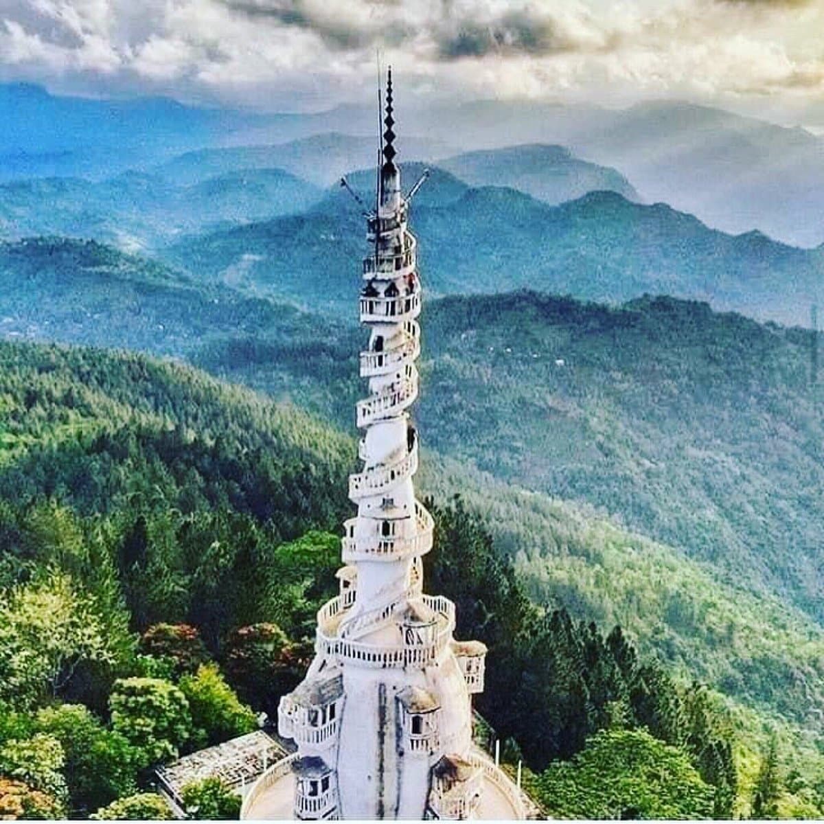 Temple of the Sacred Tooth Relic and scenic surroundings